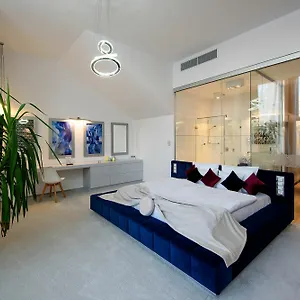 Karoly Corner Residences Апартаменты